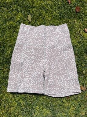 Vuori Studio Pocket Athletic Shorts VW390 Salt Blurred Torrent 5” Inseam XS GUC